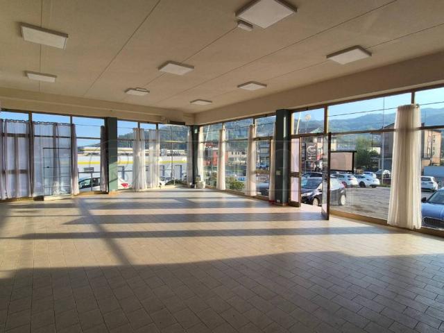 Locale Commerciale in affitto a Spagnago, Cornedo Vicentino