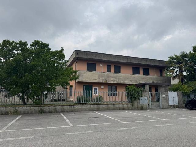 Locale Commerciale in affitto a Cornegliano Laudense, Lombardia