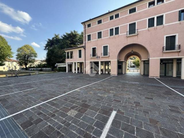 Locale Commerciale in affitto a Cornuda, Veneto