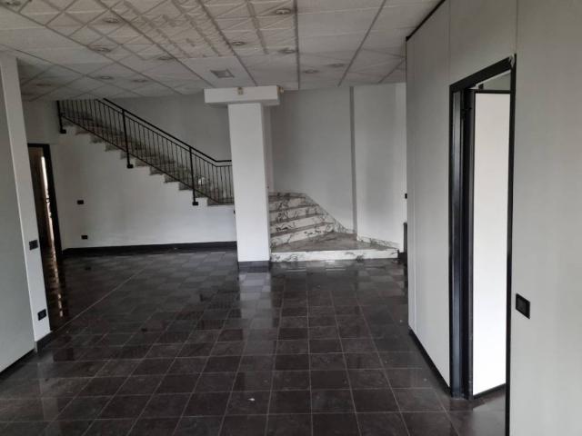 Locale Commerciale in affitto a Pianura Reggiana, Re