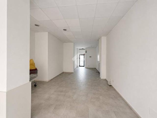 Locale Commerciale in affitto a Pianura Reggiana, Re