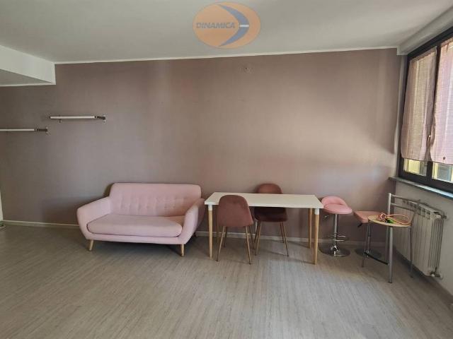 Locale Commerciale in affitto a Guzzafame, Correzzana