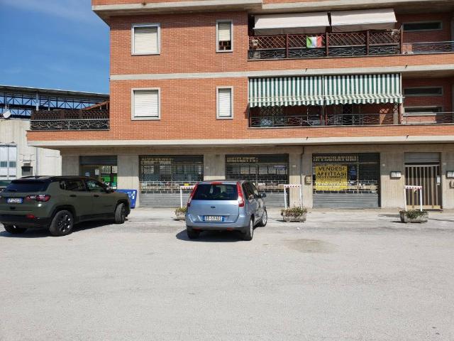 Locale Commerciale in affitto a Marche, Macerata