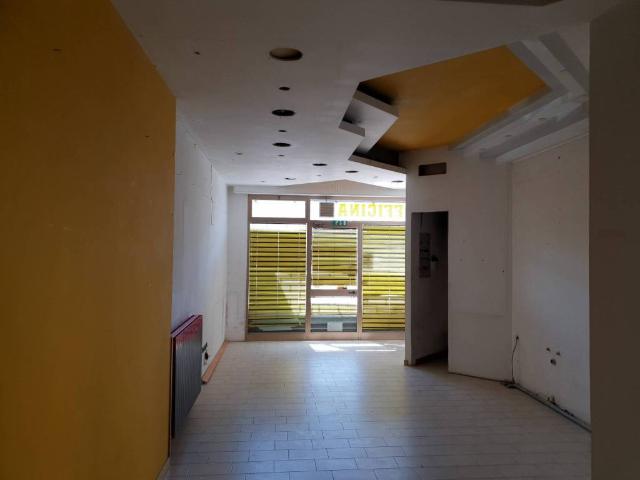 Locale Commerciale in affitto a Marche, Macerata