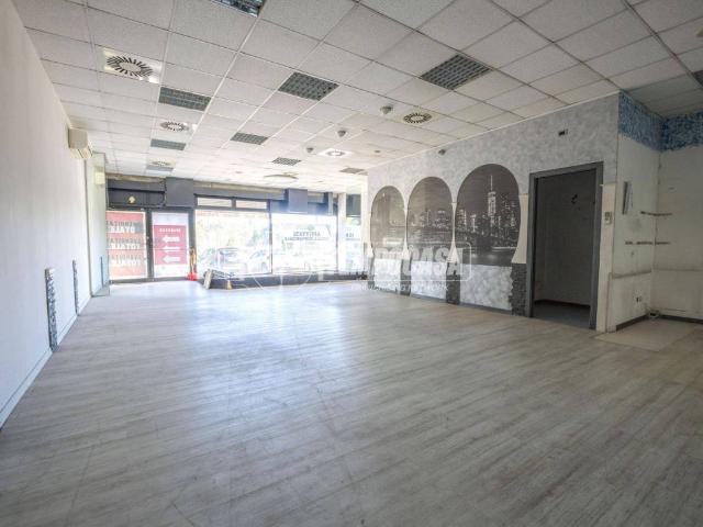 Locale Commerciale in affitto a Zona industriale Corridonia, Marche