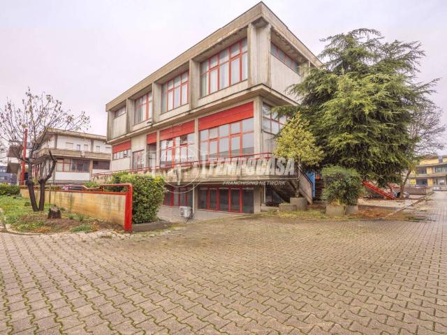 Locale Commerciale in affitto a Zona industriale Corridonia, Marche