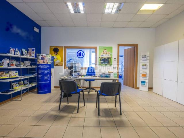 Locale Commerciale in affitto a Zona industriale Corridonia, Marche