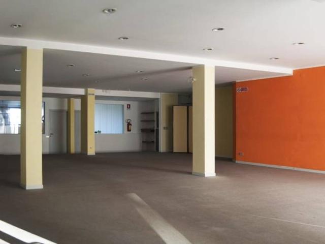 Locale Commerciale in affitto a Marche, Macerata