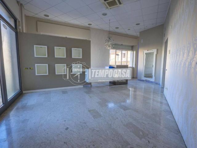 Locale Commerciale in affitto a Zona industriale Corridonia, Marche