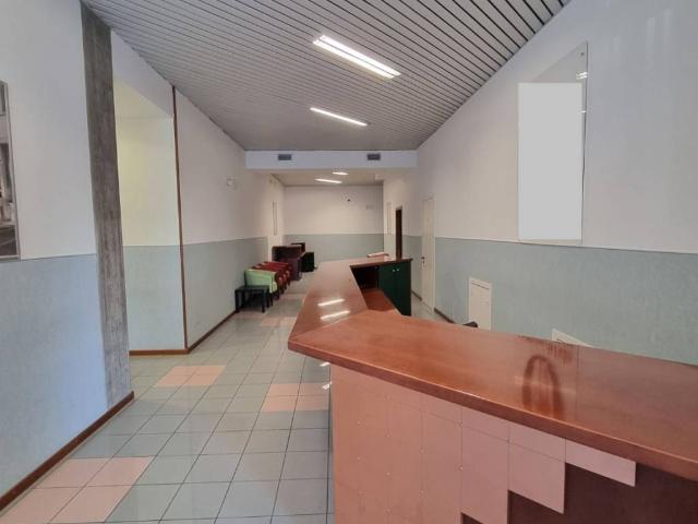 Locale Commerciale in affitto a Zona industriale Corridonia, Marche