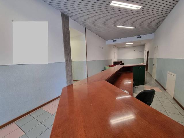 Locale Commerciale in affitto a Zona industriale Corridonia, Marche