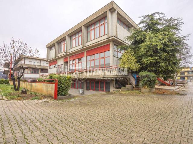 Locale Commerciale in affitto a Zona industriale Corridonia, Marche