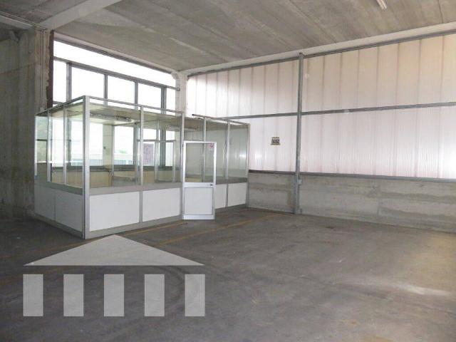 Locale Commerciale in affitto a Überetsch-Unterland - Oltradige-Bassa Atesina, Cortaccia - Kurtatsch