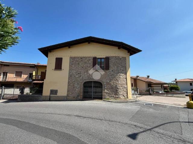 Locale Commerciale in affitto a Corte Franca, Lombardia