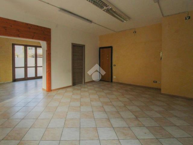 Locale Commerciale in affitto a Corte Franca, Lombardia