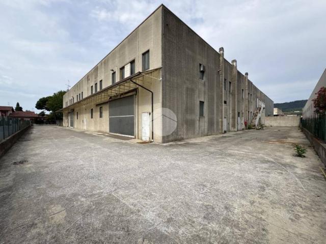 Locale Commerciale in affitto a Corte Franca, Lombardia