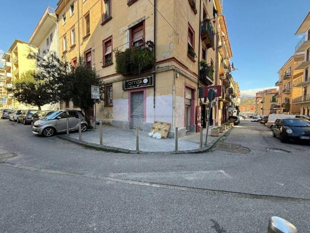 Locale Commerciale in affitto a Calabria, Cosenza