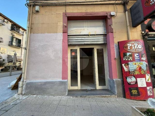 Locale Commerciale in affitto a Calabria, Cosenza
