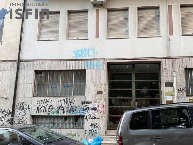 Locale Commerciale in affitto a Calabria, Cosenza