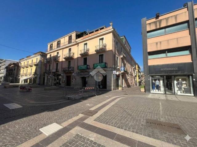Locale Commerciale in affitto a Calabria, Cosenza