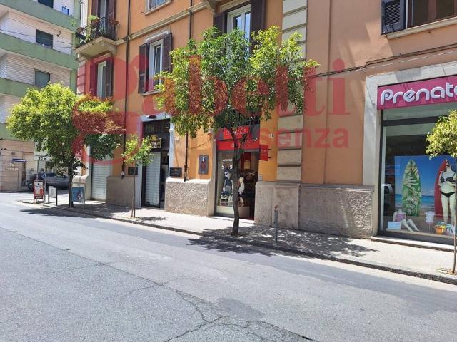 Locale Commerciale in affitto a Calabria, Cosenza
