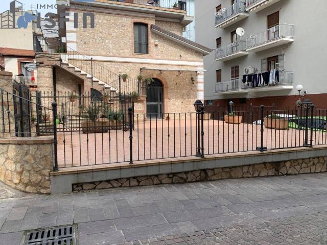 Locale Commerciale in affitto a Calabria, Cosenza