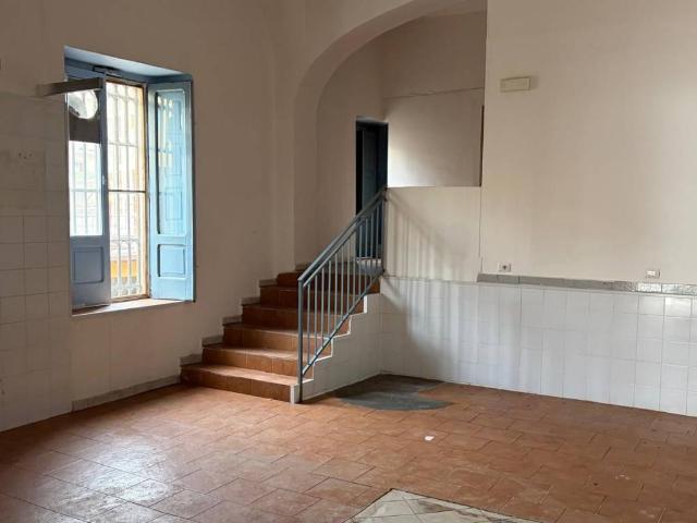 Locale Commerciale in affitto a Calabria, Cosenza