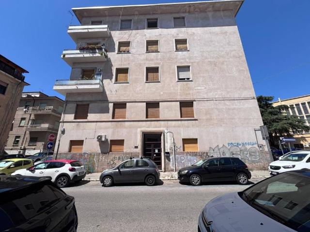 Locale Commerciale in affitto a Calabria, Cosenza