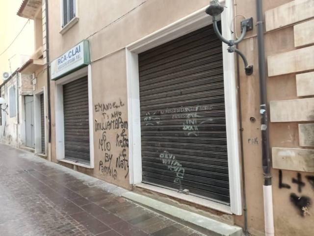 Locale Commerciale in affitto a Calabria, Cosenza