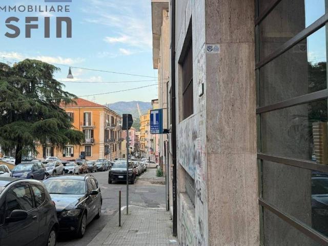 Locale Commerciale in affitto a Calabria, Cosenza
