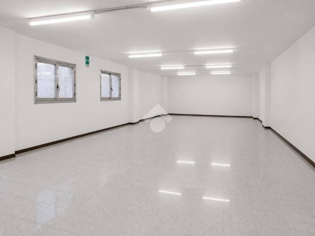Locale Commerciale in affitto a Costa Masnaga, Lombardia