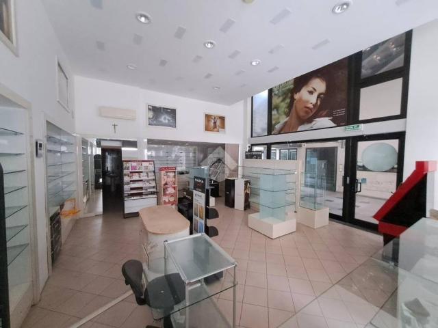 Locale Commerciale in affitto a Unione dei comuni della Bassa Romagna, Cotignola