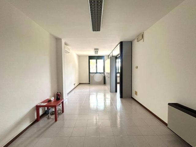 Locale Commerciale in affitto a Olmo, Creazzo