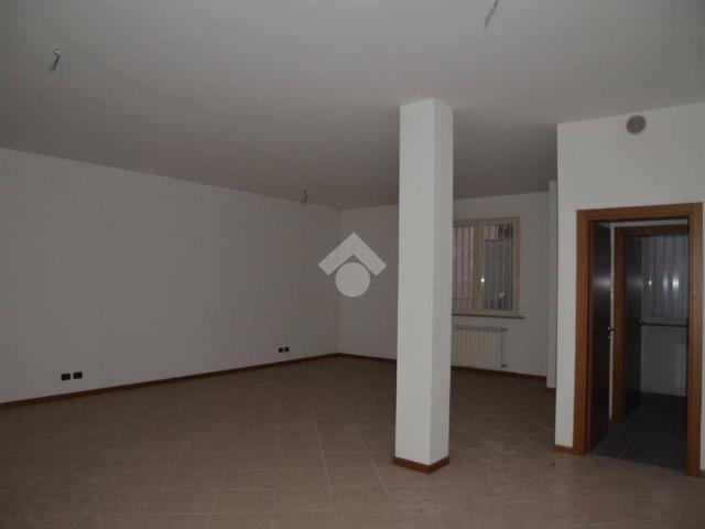Locale Commerciale in affitto a Credaro, Lombardia