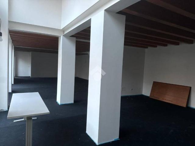 Locale Commerciale in affitto a Credaro, Lombardia