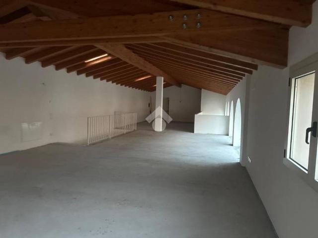 Locale Commerciale in affitto a Credaro, Lombardia