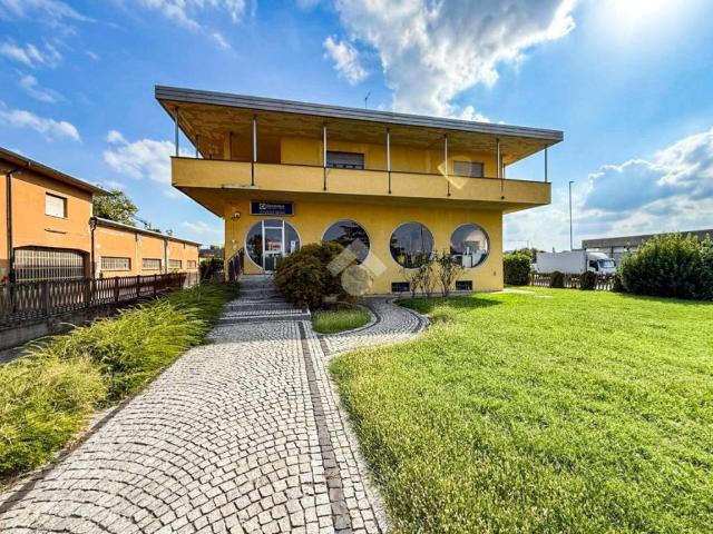 Locale Commerciale in affitto a Crema, Lombardia