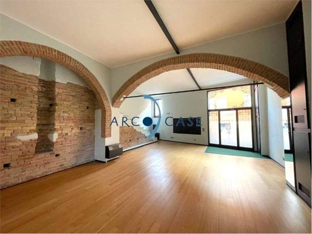 Locale Commerciale in affitto a Le Villette, Crema