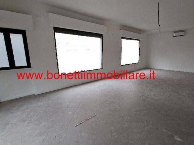 Locale Commerciale in affitto a Crema Nuova, Crema