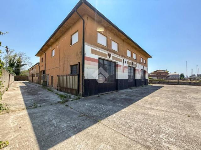 Locale Commerciale in affitto a Crema, Lombardia