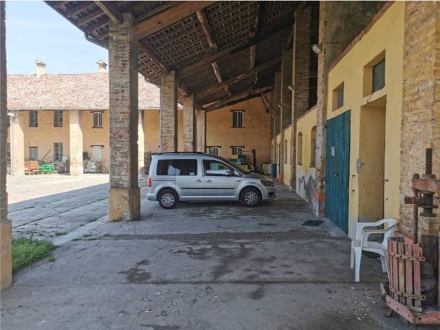 Locale Commerciale in affitto a Crema Nuova, Crema