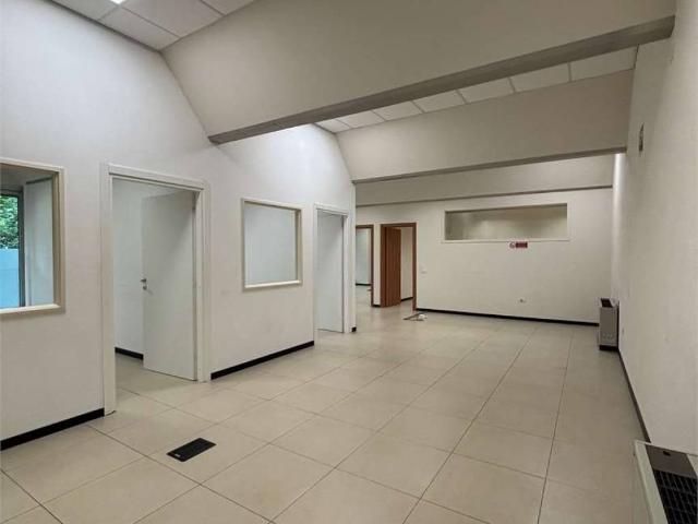 Locale Commerciale in affitto a Le Villette, Crema