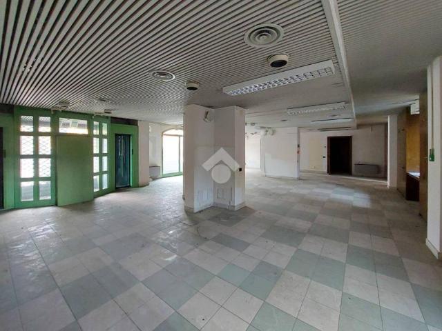 Locale Commerciale in affitto a Zaist, Cremona