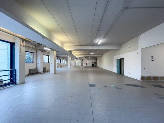 Locale Commerciale in affitto a Incrociatello, Cremona