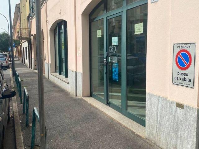 Locale Commerciale in affitto a Cremona, Lombardia