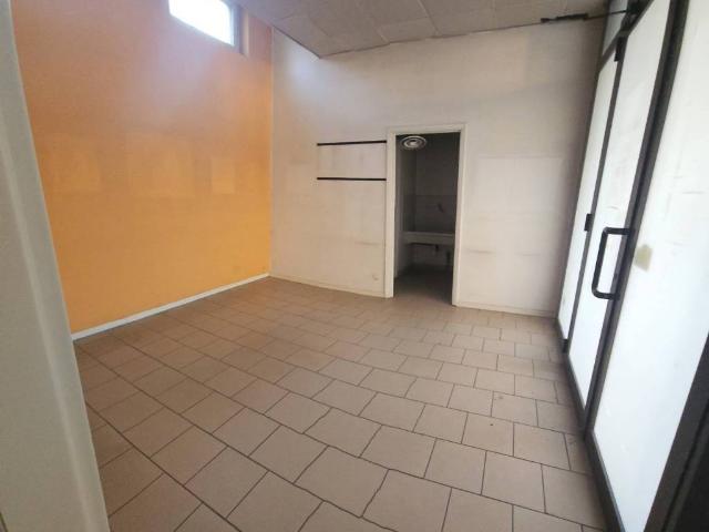 Locale Commerciale in vendita a Zona Po, Cremona