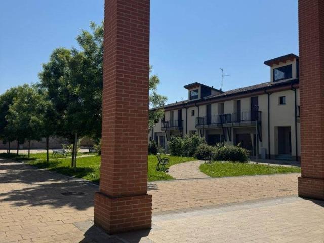Locale Commerciale in affitto a San Felice, Cremona