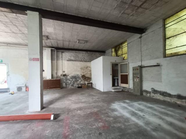 Locale Commerciale in affitto a Cremona, Lombardia
