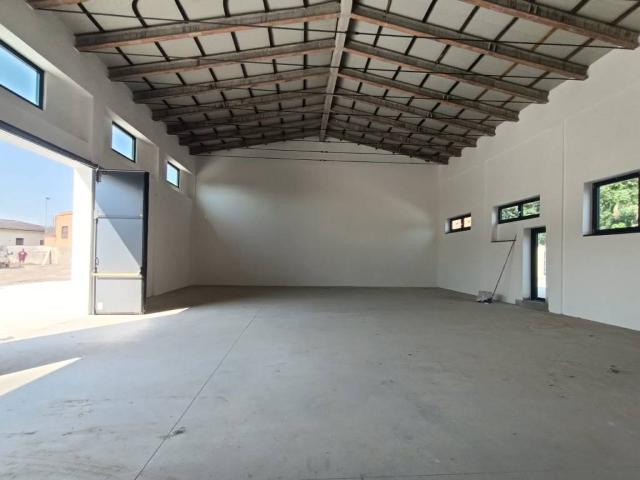 Locale Commerciale in affitto a Zaist, Cremona
