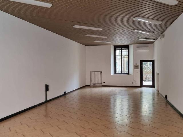 Locale Commerciale in affitto a Cremona, Lombardia